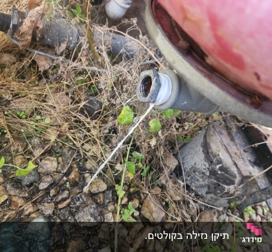 צינור דולף מחובר לדוד שמש עם מים זורמים